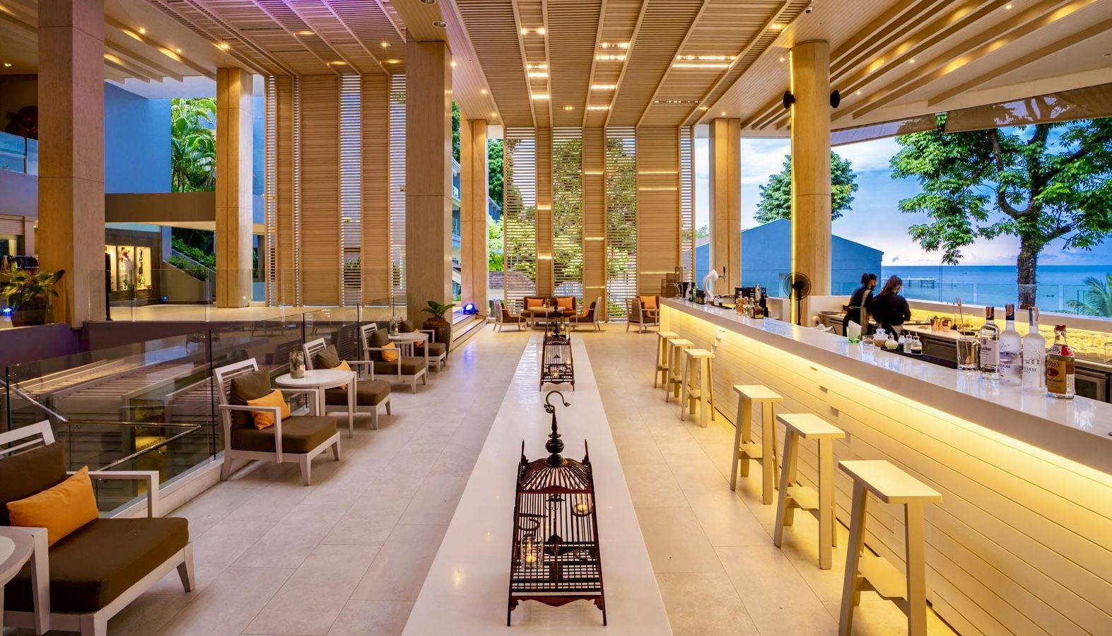 Samutr Bar @ Amari Phuket features a daily ‘Happy Hour’ for all beverages (except wine).