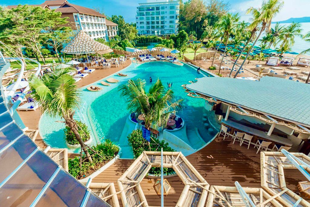 Head to Alexa Beach Club Pattaya for the epitome of beachside luxury.